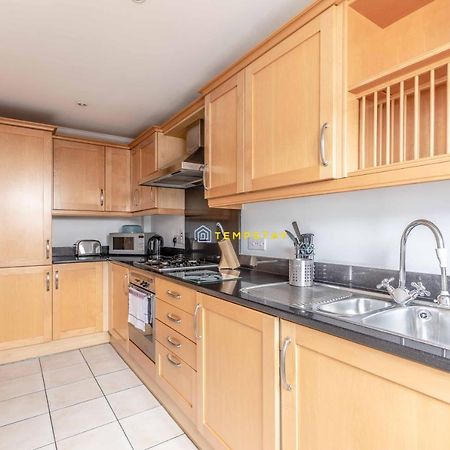 Perfect Spot In Central Windsor & Free Parking! Bagian luar foto