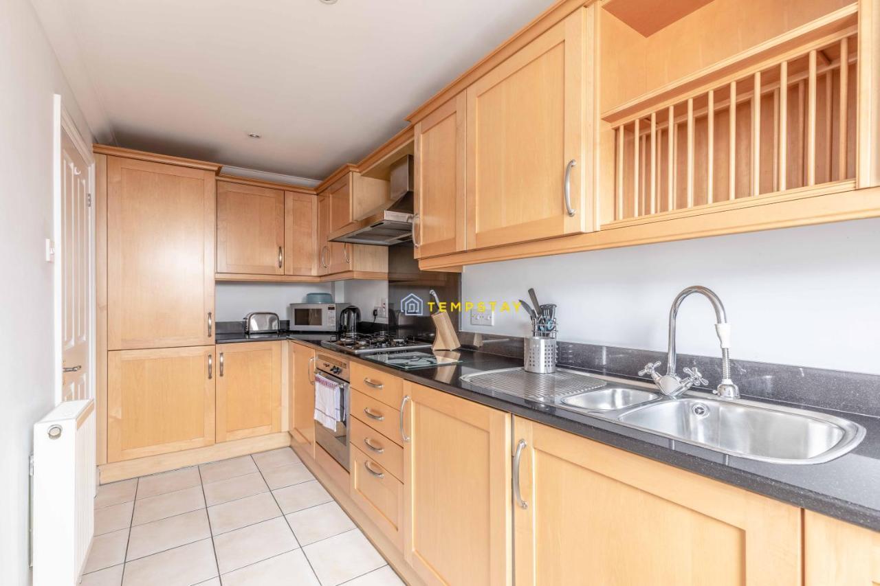 Perfect Spot In Central Windsor & Free Parking! Bagian luar foto