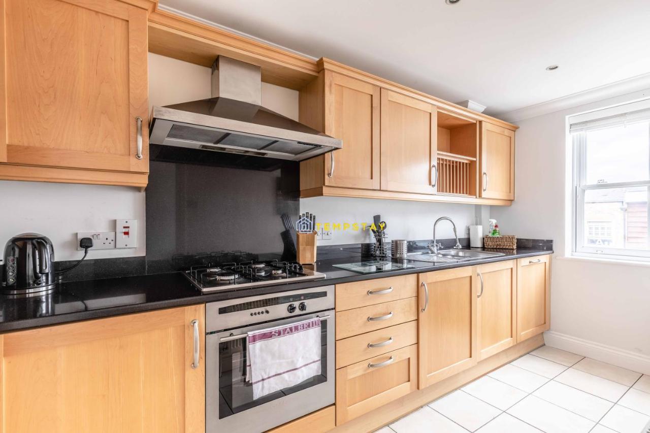 Perfect Spot In Central Windsor & Free Parking! Bagian luar foto