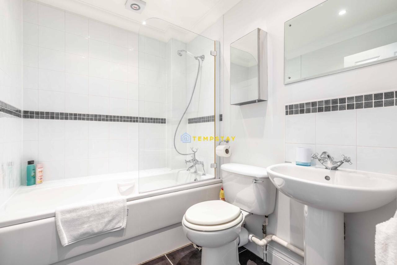 Perfect Spot In Central Windsor & Free Parking! Bagian luar foto