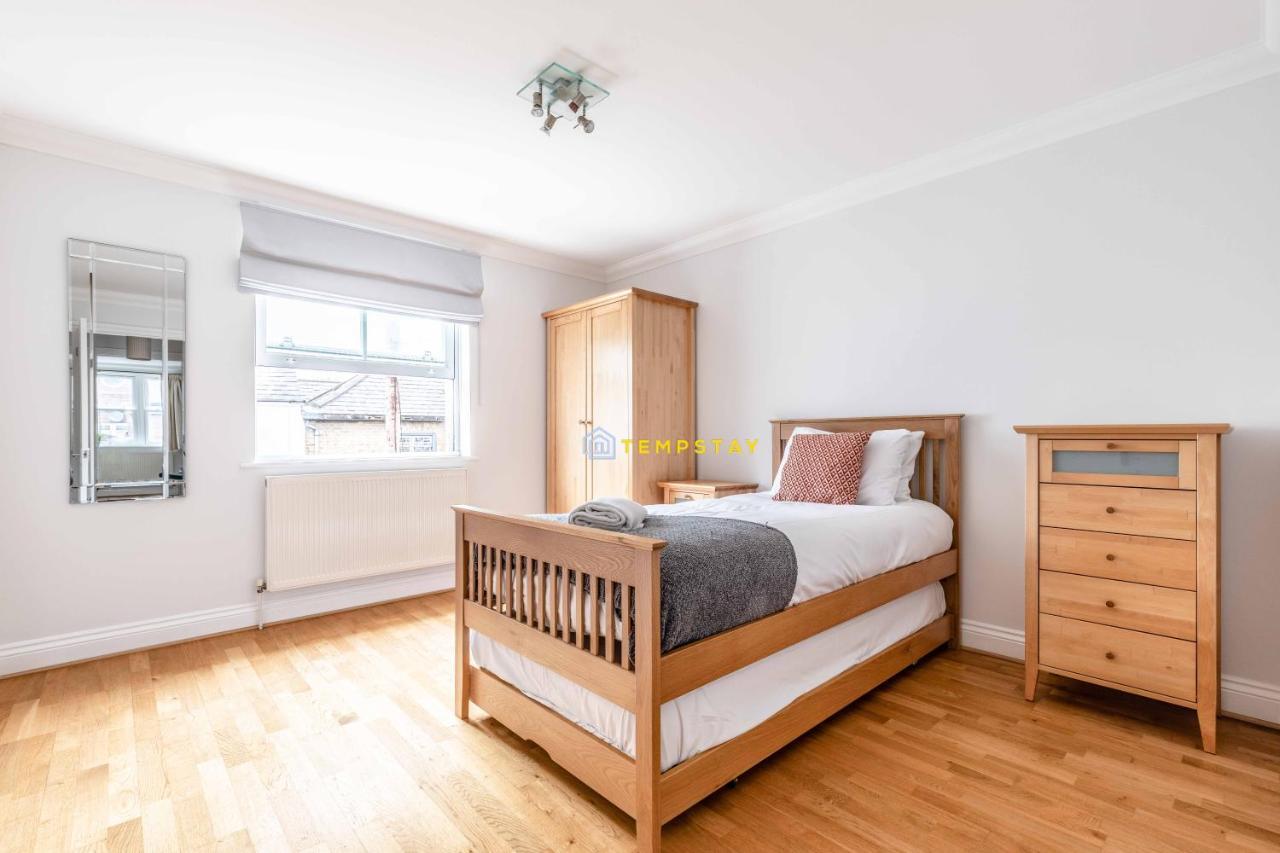 Perfect Spot In Central Windsor & Free Parking! Bagian luar foto